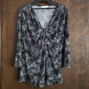 Chaus Black and White Snakeskin Print V-neck Top, XL (PTP=19")